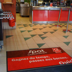 Tapis logo fibres tuftées
