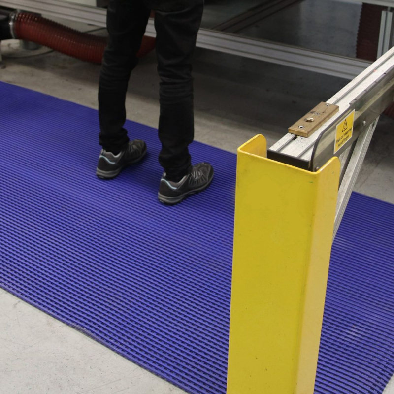 Tapis de circulation industriel bleu pour sécurisation des lignes de production et d'emballage