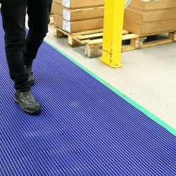 Tapis de circulation industriel bleu pour sécurisation des lignes de production et d'emballage