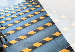 Accessibilité des escaliers : règles à respecter pour éviter les chutes